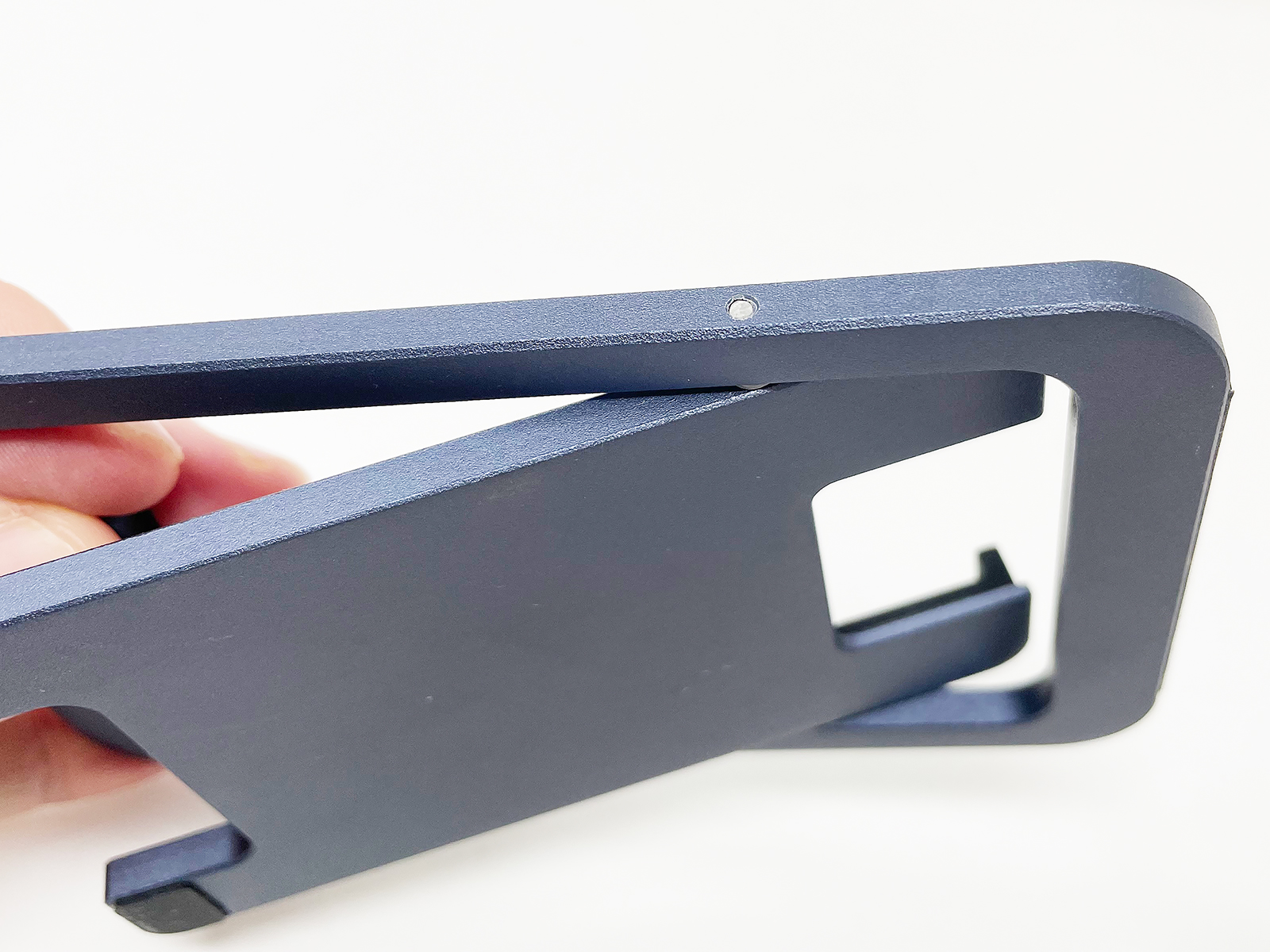 外側の枠と内側の板を、支点を軸に折りたためる構造になっています