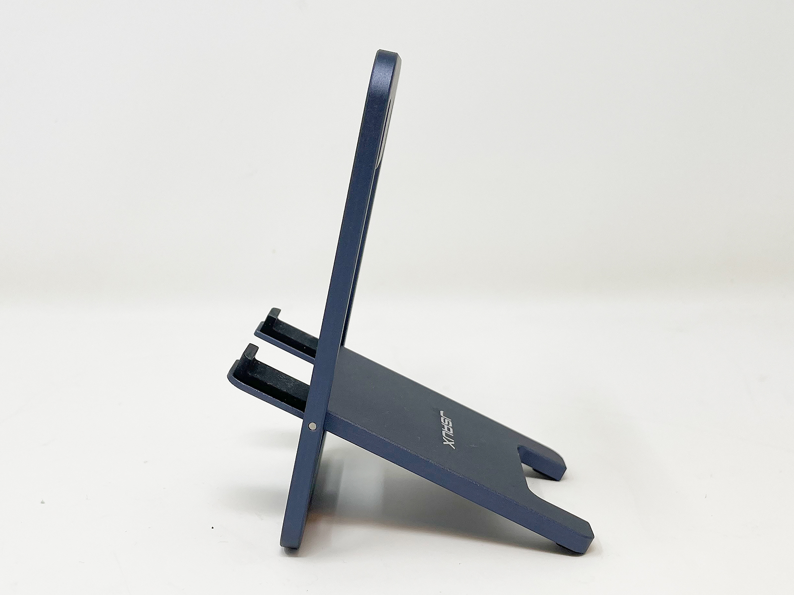 垂直に近い角度にすることも。外出先では椅子と机の高さが変わるので、角度が無段階に付けられるのはとても助かります。