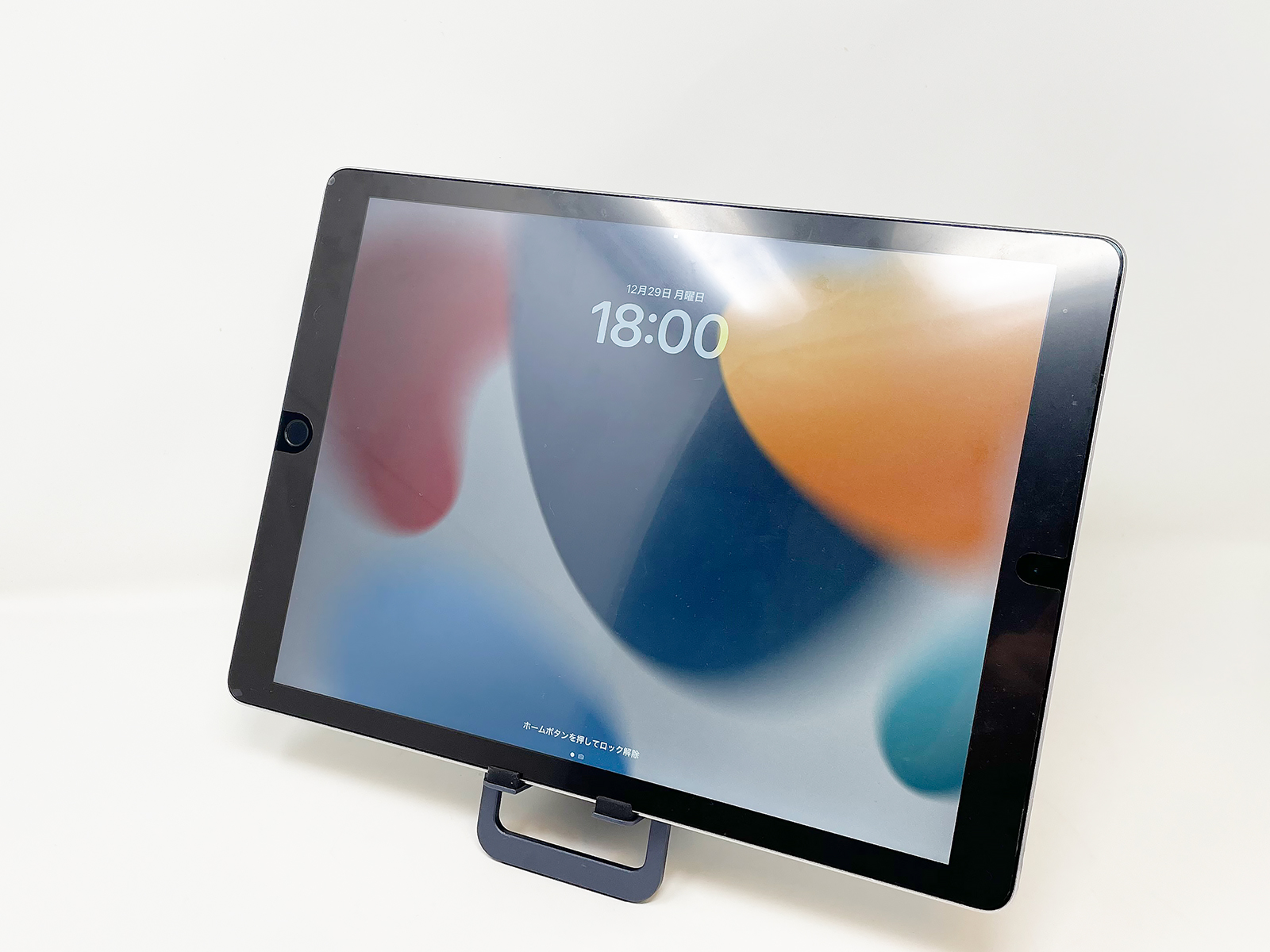 意外としっかりしているので重くて大きい端末でもタブレット程度なら平気です。これはiPad Pro 13inchを載せてみたところ。