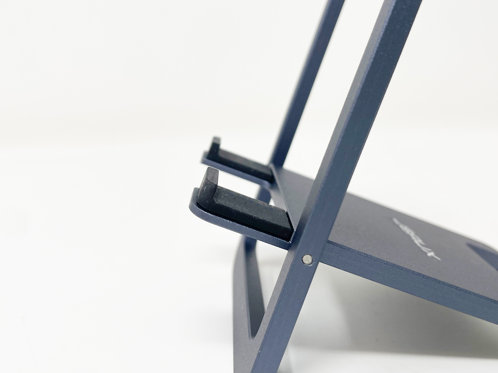 底面に余裕があるので、割と厚みのある端末でも支えられます。