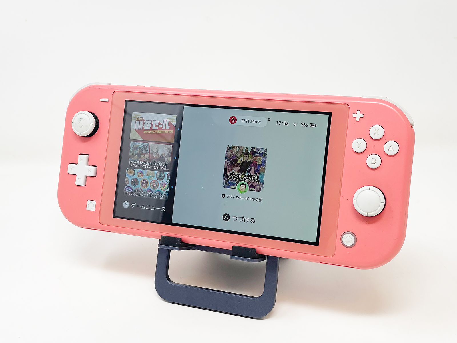 携帯ゲーム機を載せても余裕です。こちらはニンテンドーSwitch LITE。