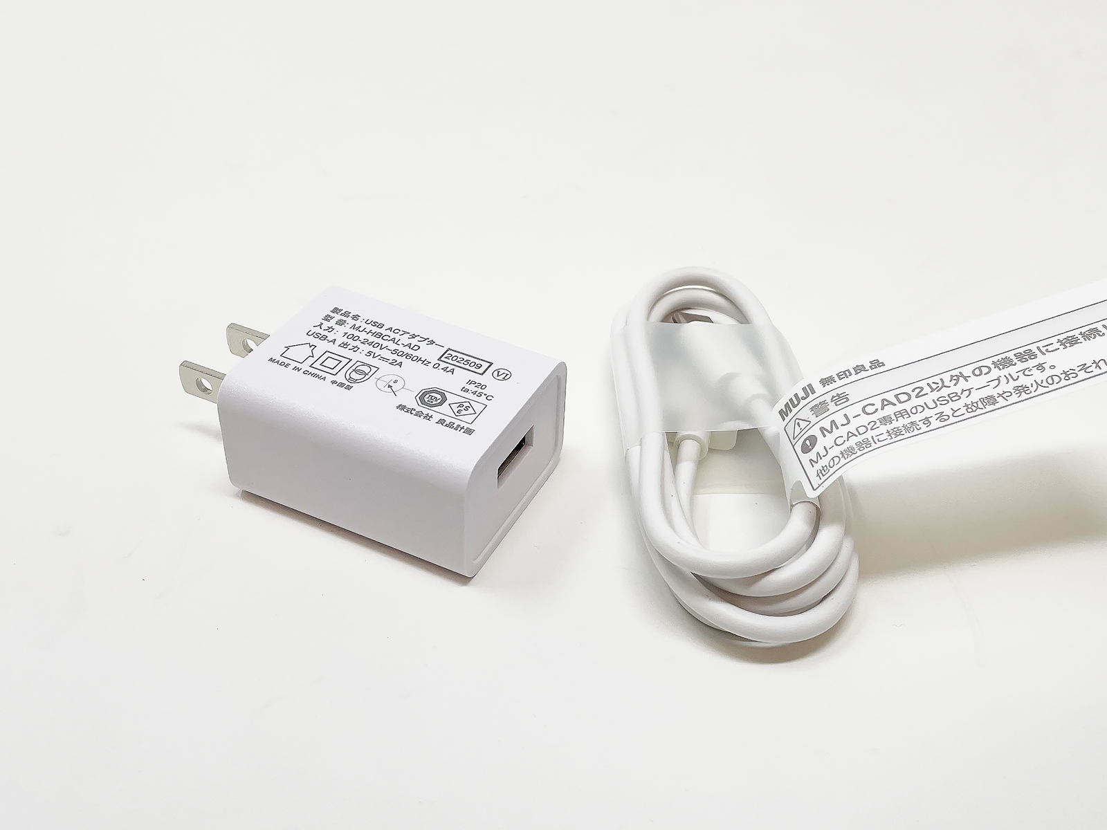 付属品のUSB ACアダプターとUSB-Cケーブル。USB ACアダプターは5V/2A出力です。以前のモデルについてきた軽量カップは無くなったようです。