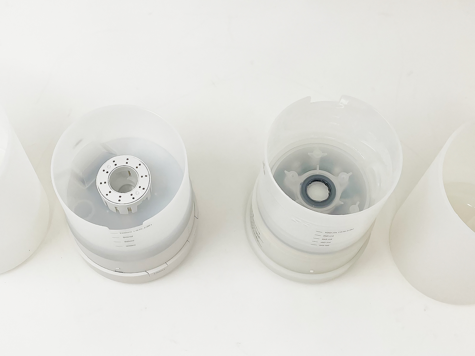 本体内部の比較。最新型には抗菌カートリッジが付属し、雑菌やカビの増殖を防ぎます。カートリッジは別売りで交換可能になっています。