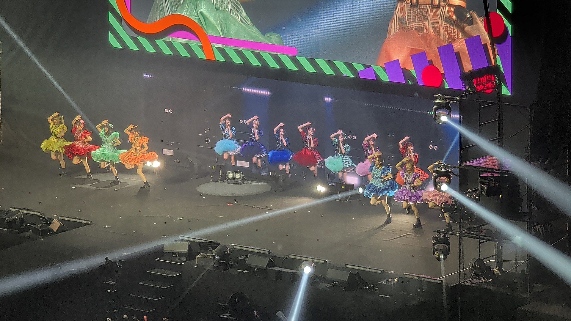 ステージに立つFRUITS ZIPPERが、横浜のCANDY TUNEが映るディスプレイを挟むように左右二手に分かれて、同じ空間にいるかのようなパフォーマンス