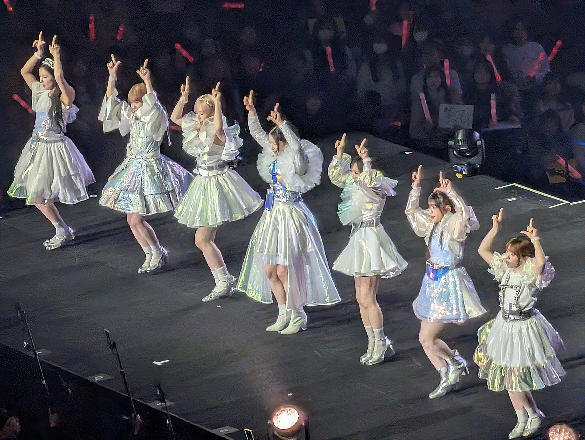 タイアップ曲の振り付けには、スマホのアンテナからアイデアを得たパートも