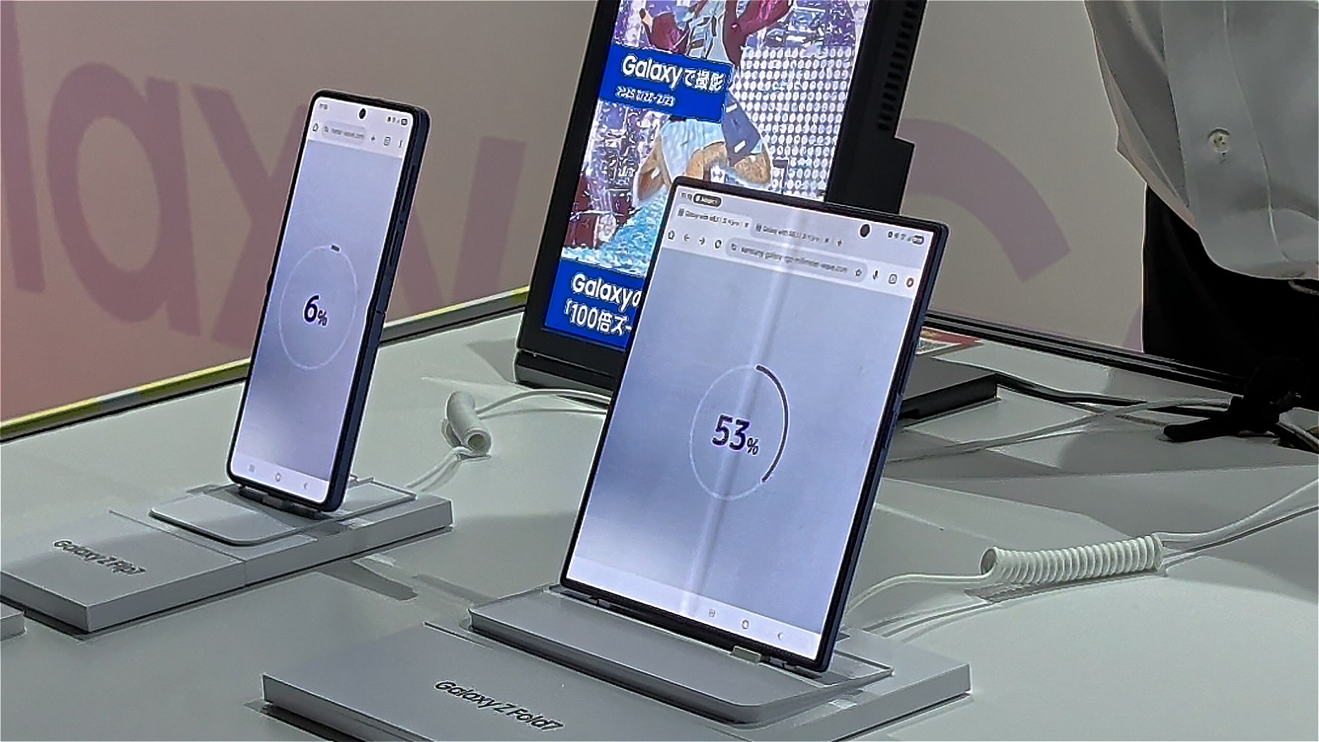 ミリ波対応機種と非対応機種でダウンロード速度の違いを実感できるコーナーも