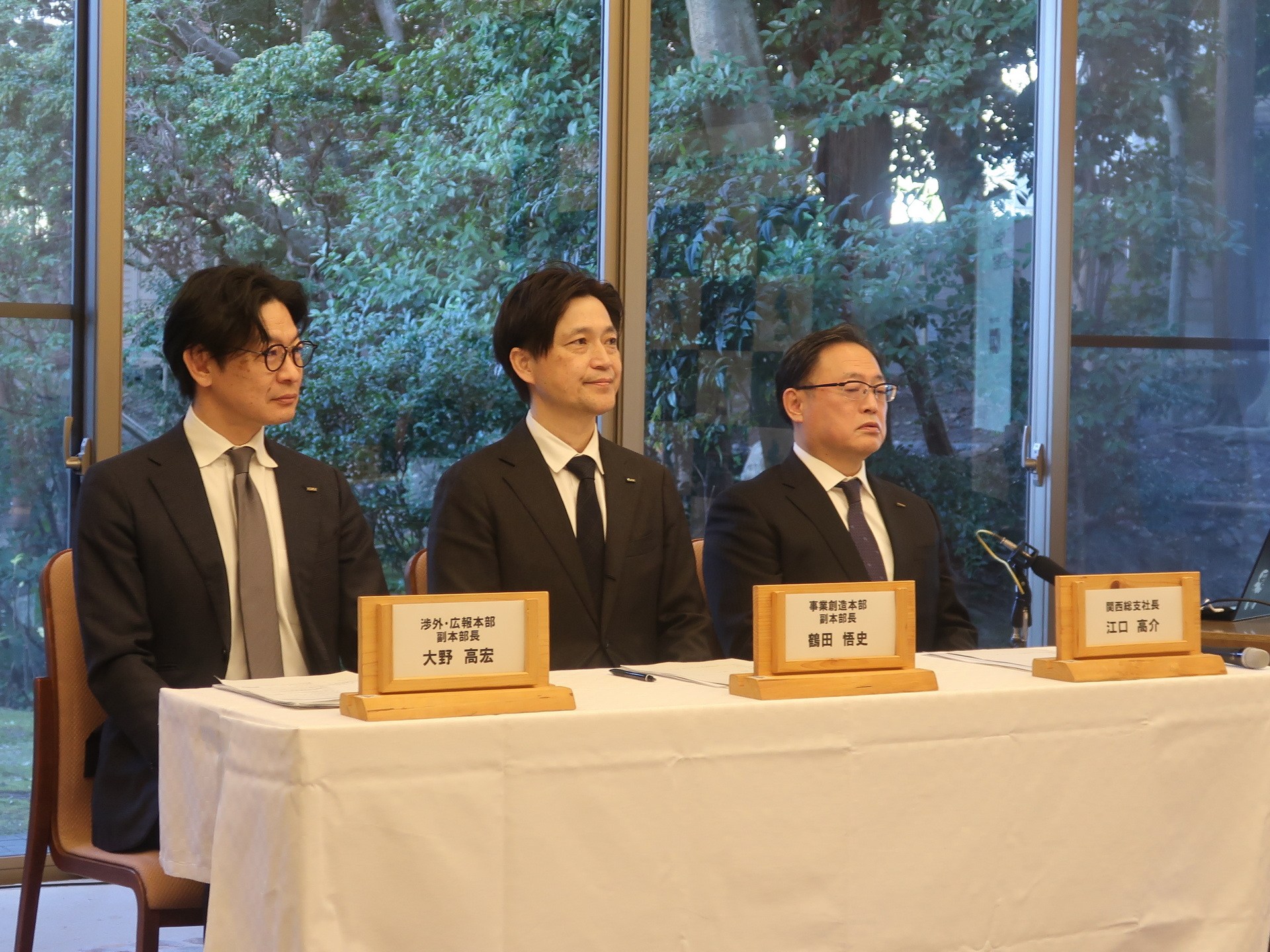 包括提携協定締結式には、KDDI株式会社の関西総支社長の江口高介氏（右）、事業創造本部 副部長の鶴田悟史氏（中央）、渉外・広報本部 副本部長の大野高宏氏も出席した