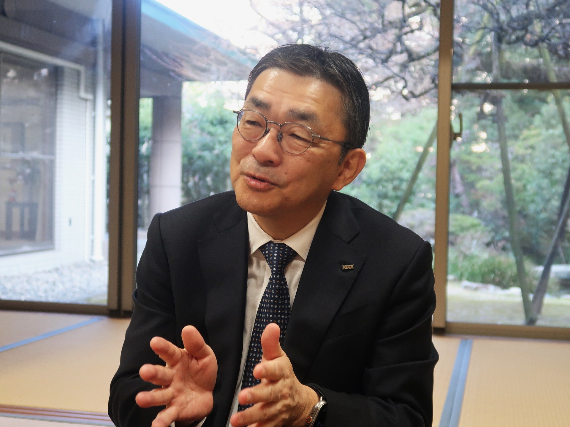 締結式終了後、インタビューに応じる髙橋誠氏。三日月知事は出身高校が同じだったこともあり、話もスムーズに進んだという