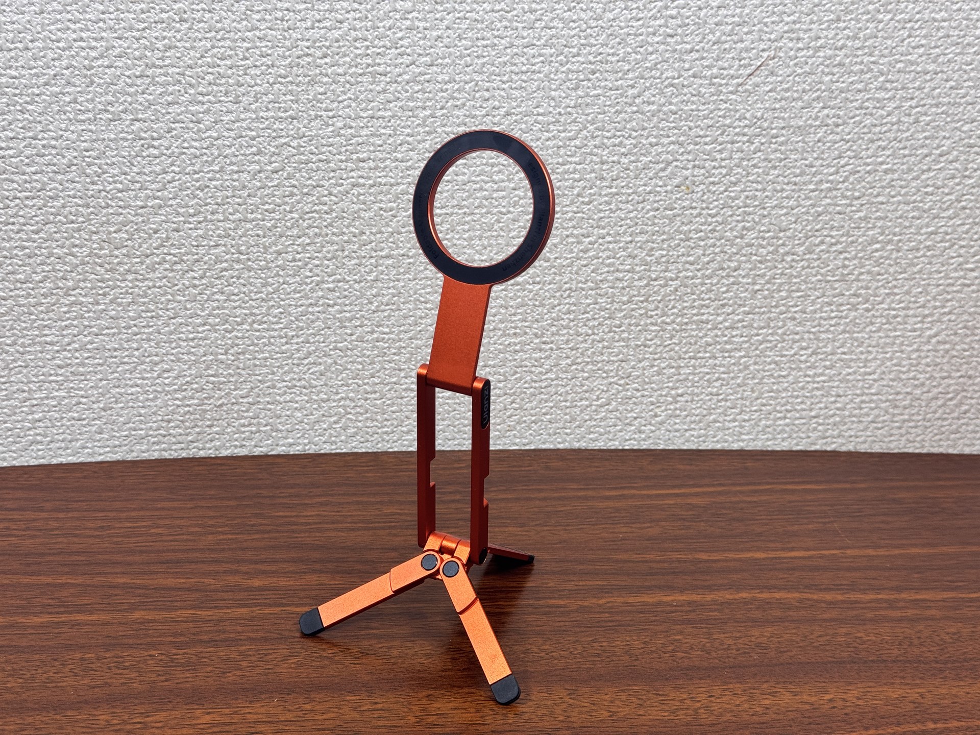 スマホスタンドのUlanzi MA60（実売価格3499円）。