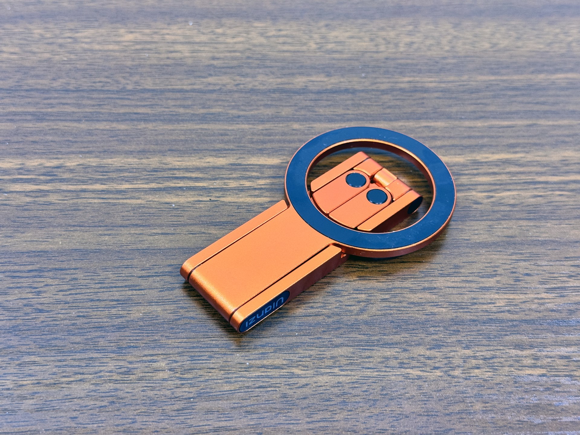 Ulanzi MA60を折りたたんだところ。ポケットに入れて持ち歩けるサイズ。