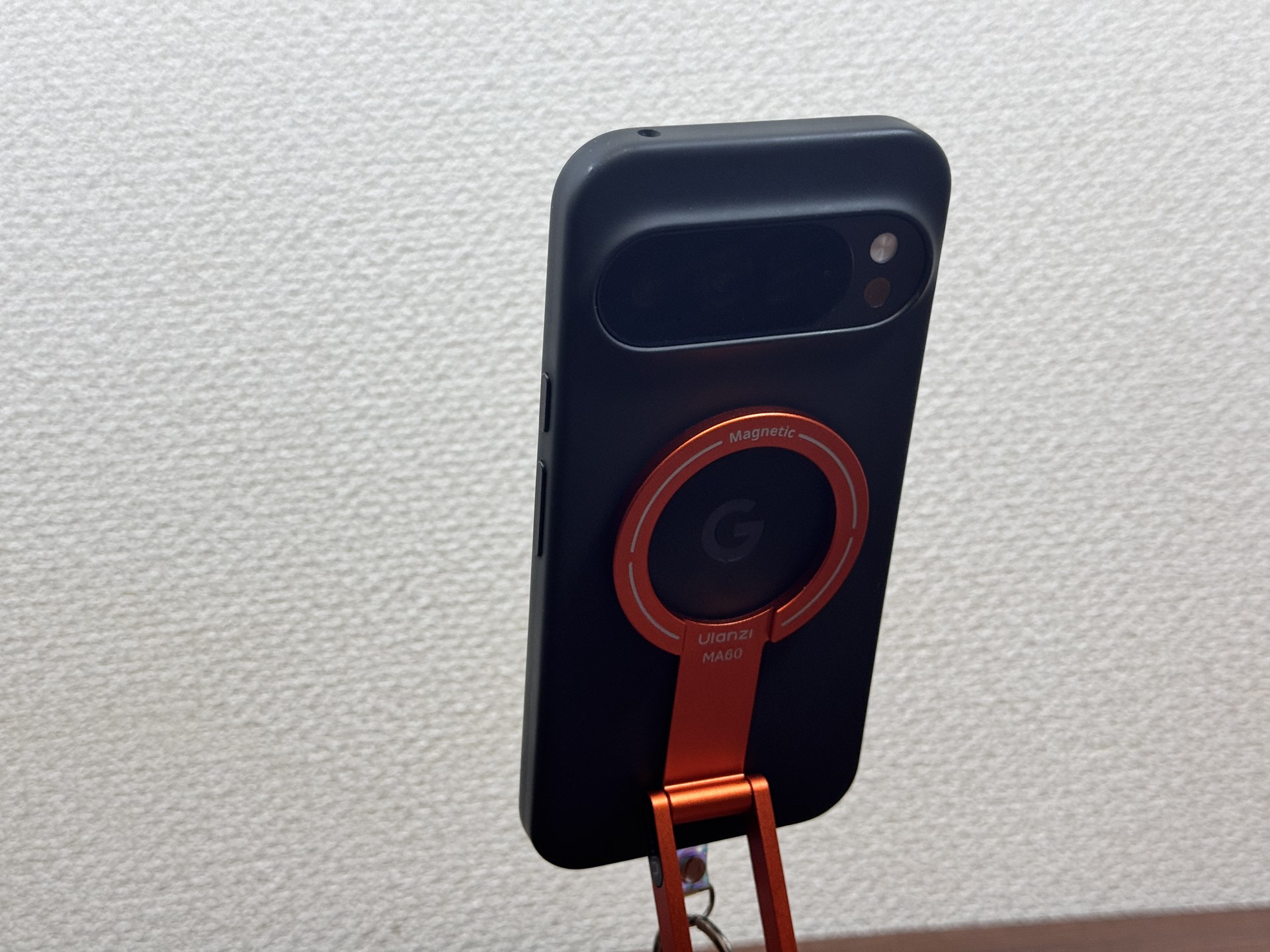 対応のスマホカバーをした状態でも問題なく固定できた。