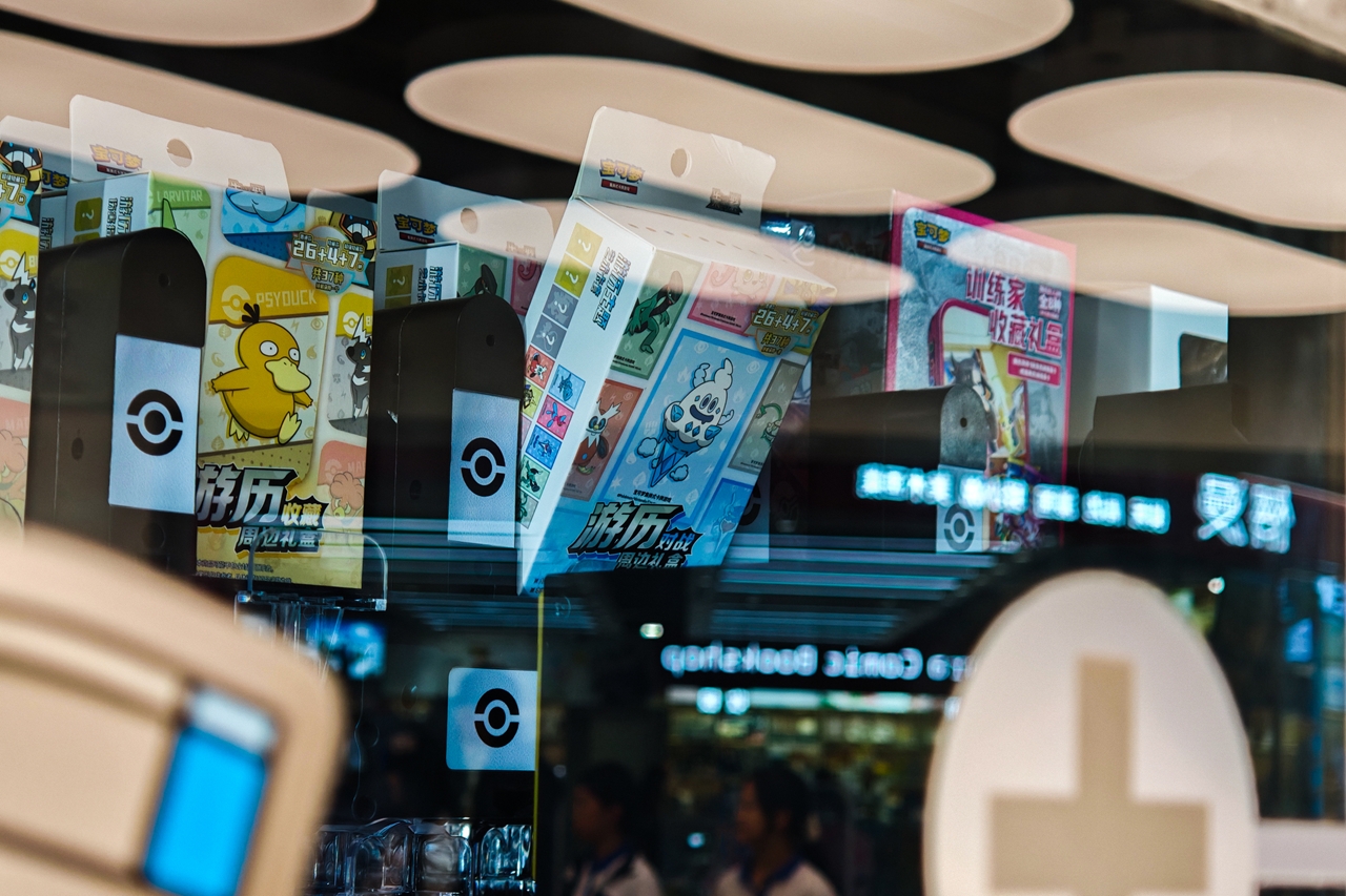 商品が引っかかっている様子。これは翌日、別の利用者の商品が詰まったまま放置されていた際に撮影したもの