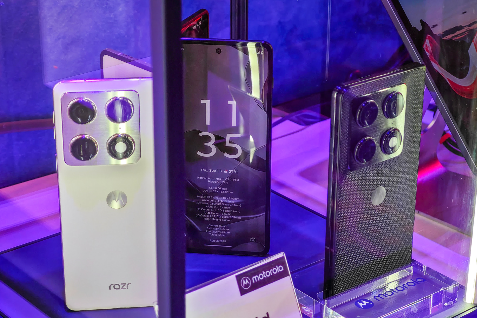 「motorola razr fold」のモックアップ