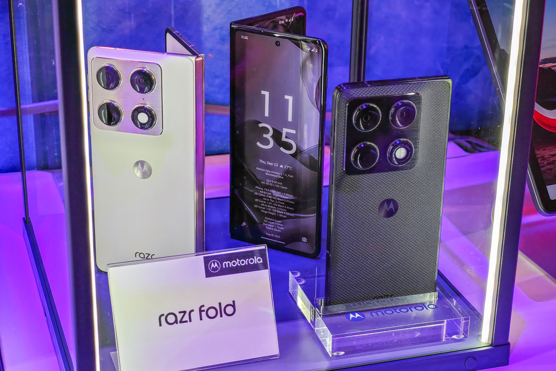 「motorola razr fold」のモックアップ