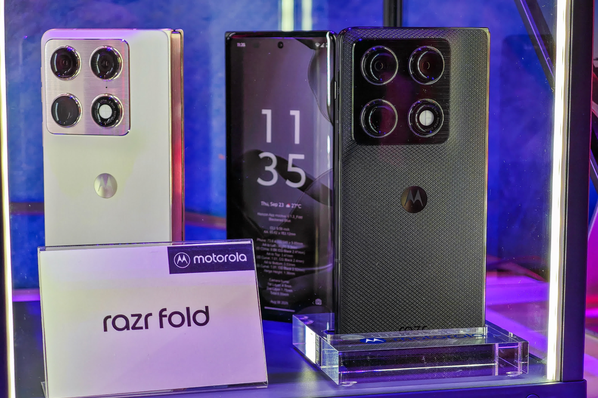 「motorola razr fold」のモックアップ