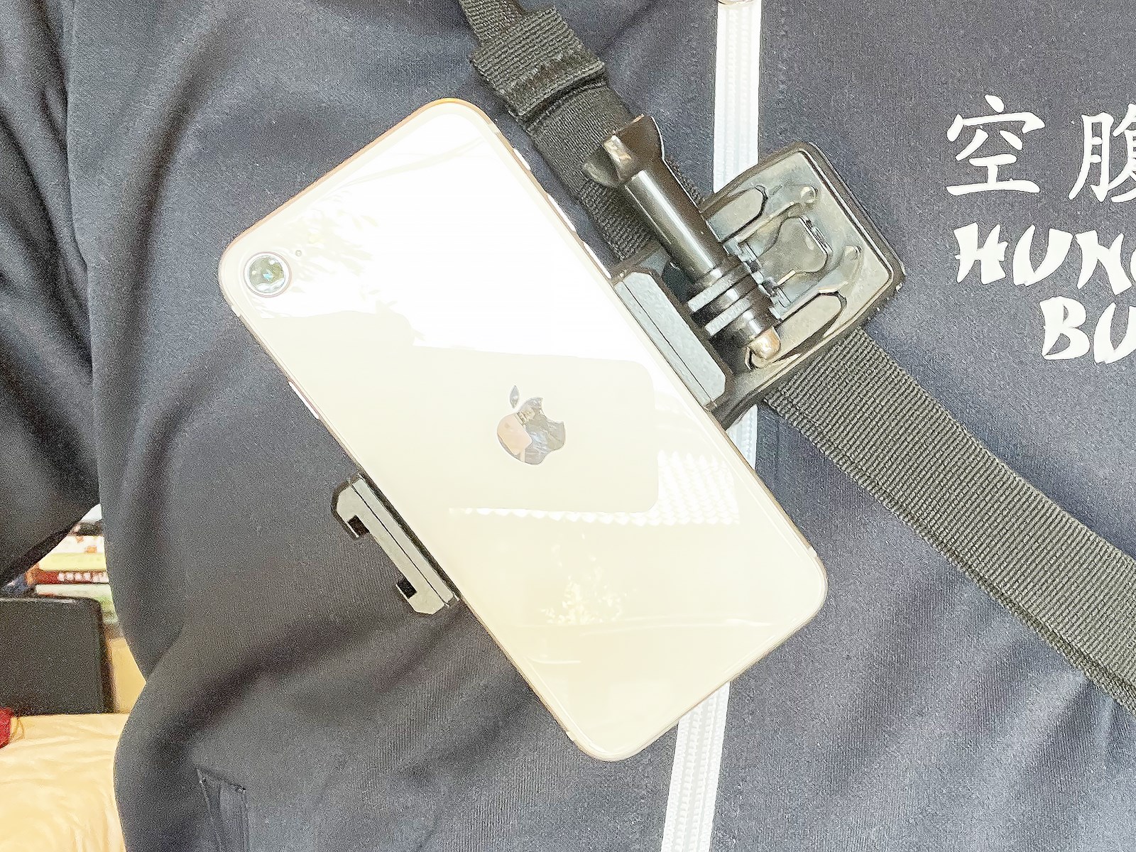 挟み込めるならバックパックでなくても、肩掛けカバンの紐などでもOK（撮影した映像が斜めになってしまいますが……）。