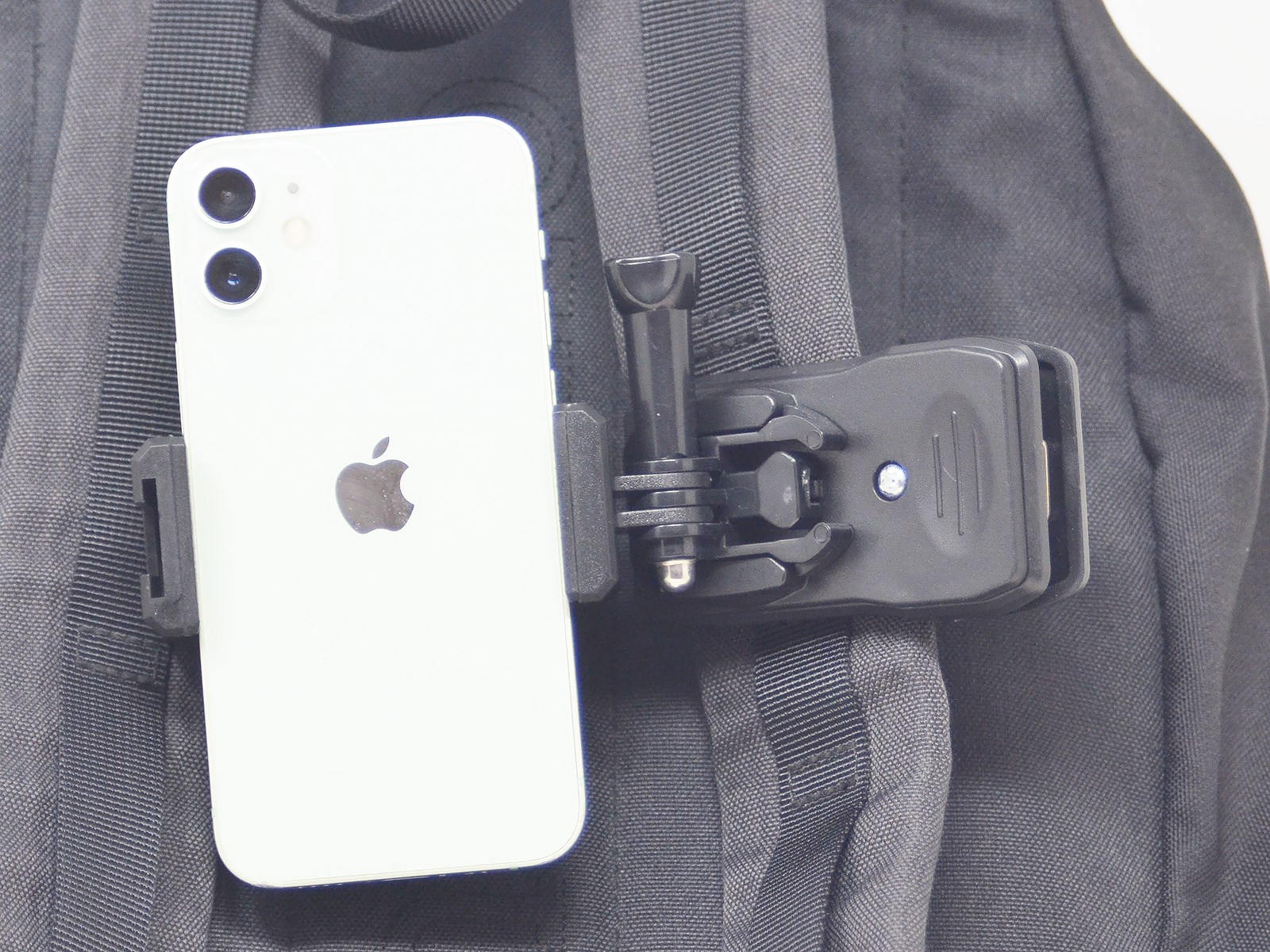 バッグの肩紐などに装着して、スマホを固定することができます。