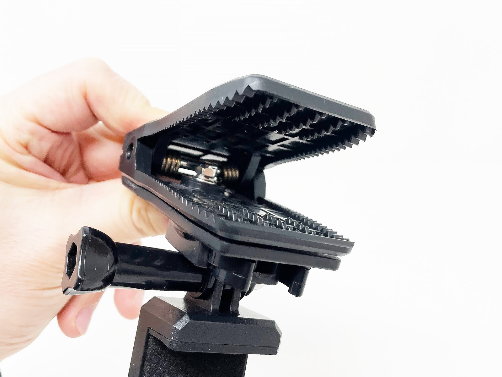 肩紐にはクリップで挟み込んで装着します。ギザギザがやる気を感じさせるクリップ。