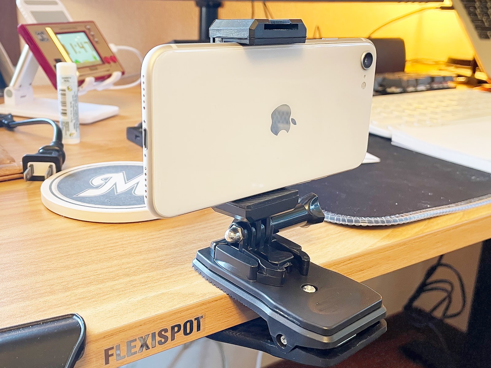 机などにつければスマホの固定台にもなります。ディスプレイに取り付けられるならWebカメラの代わりにスマホを使うときなどに便利かも。