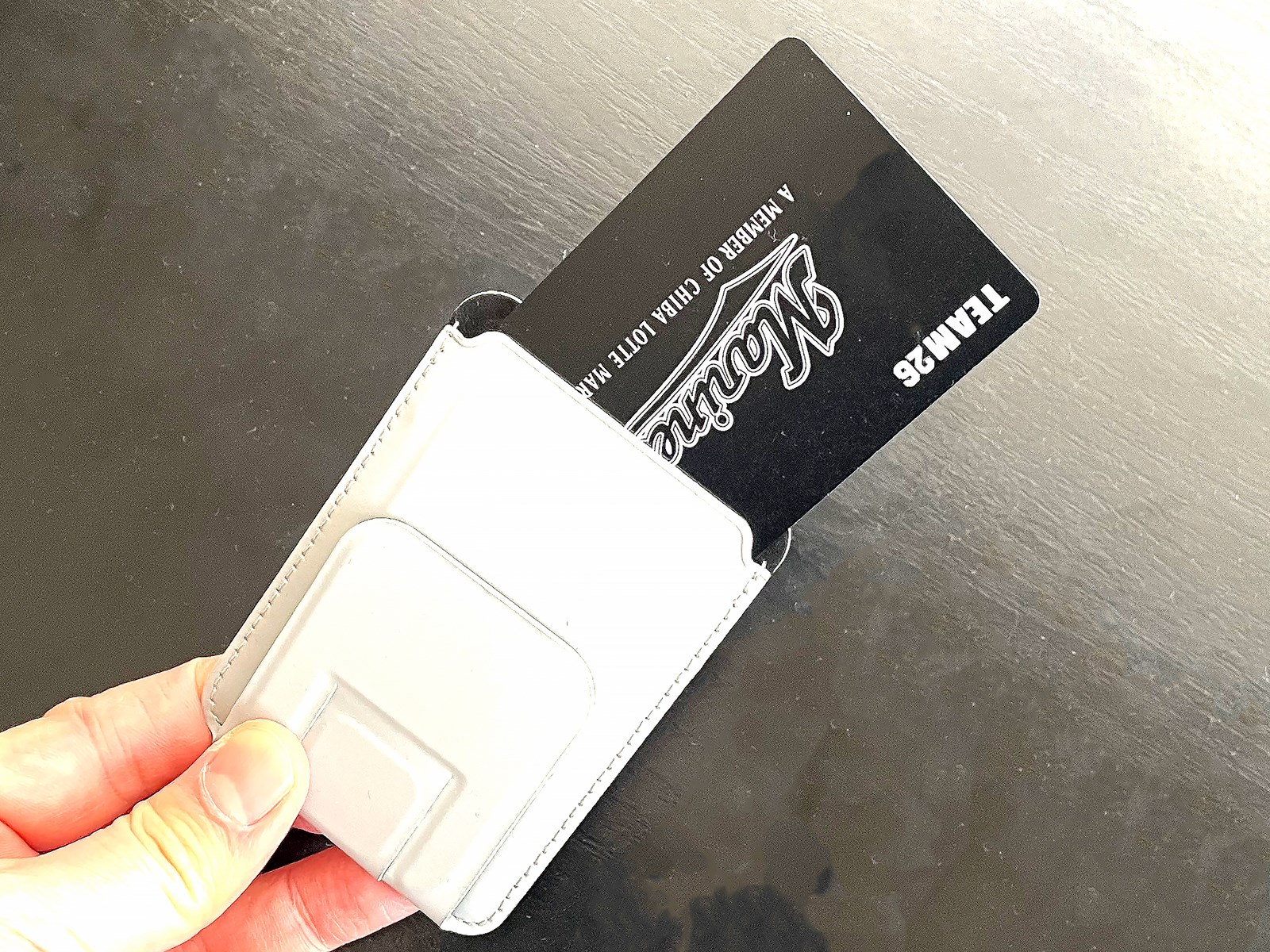 一応「カードケース」なのでカードも入るのですが、1枚入れるのがやっとのキツキツさ。