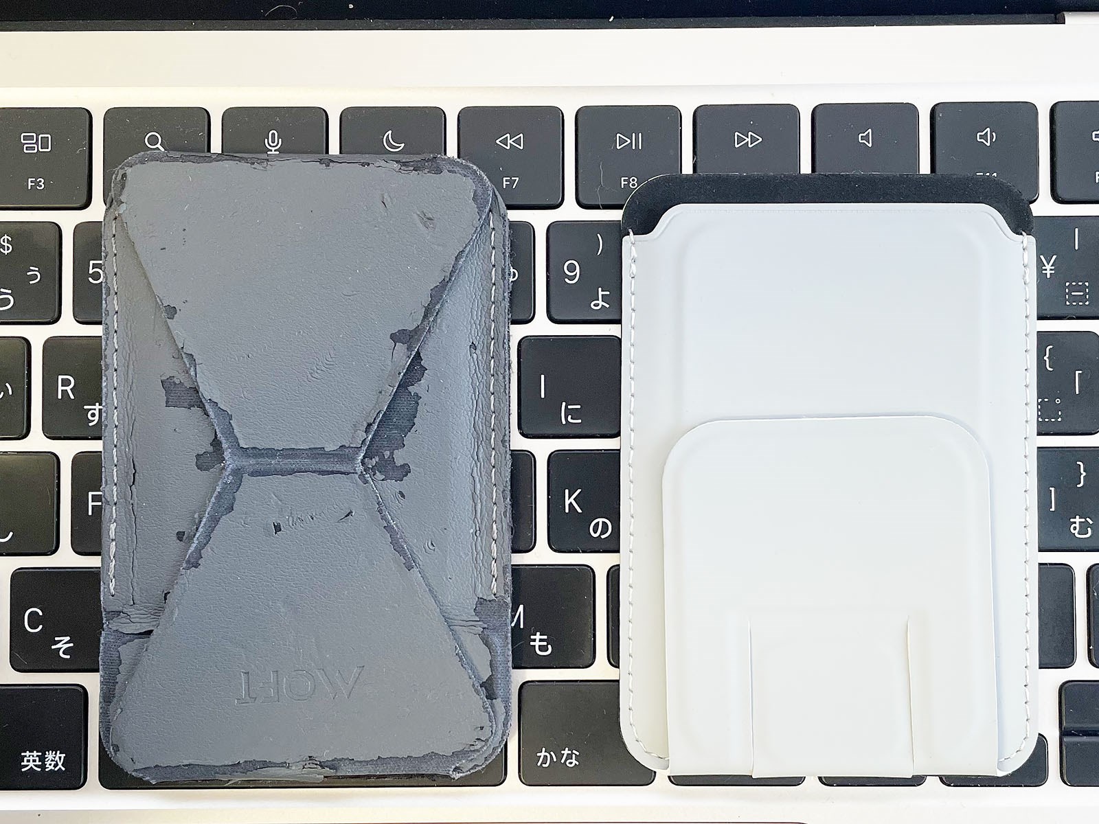 長年の使用が祟ってボロボロになってしまったMOFTのMagSafe対応スタンドとの大きさ比較。ほぼ同じサイズです。