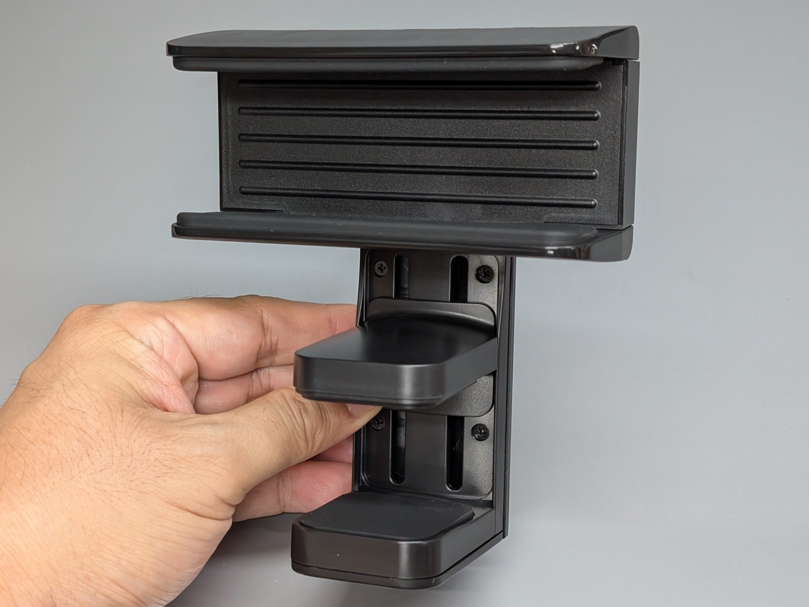 製品本体。外見は一般的な電源タップホルダーと同じ