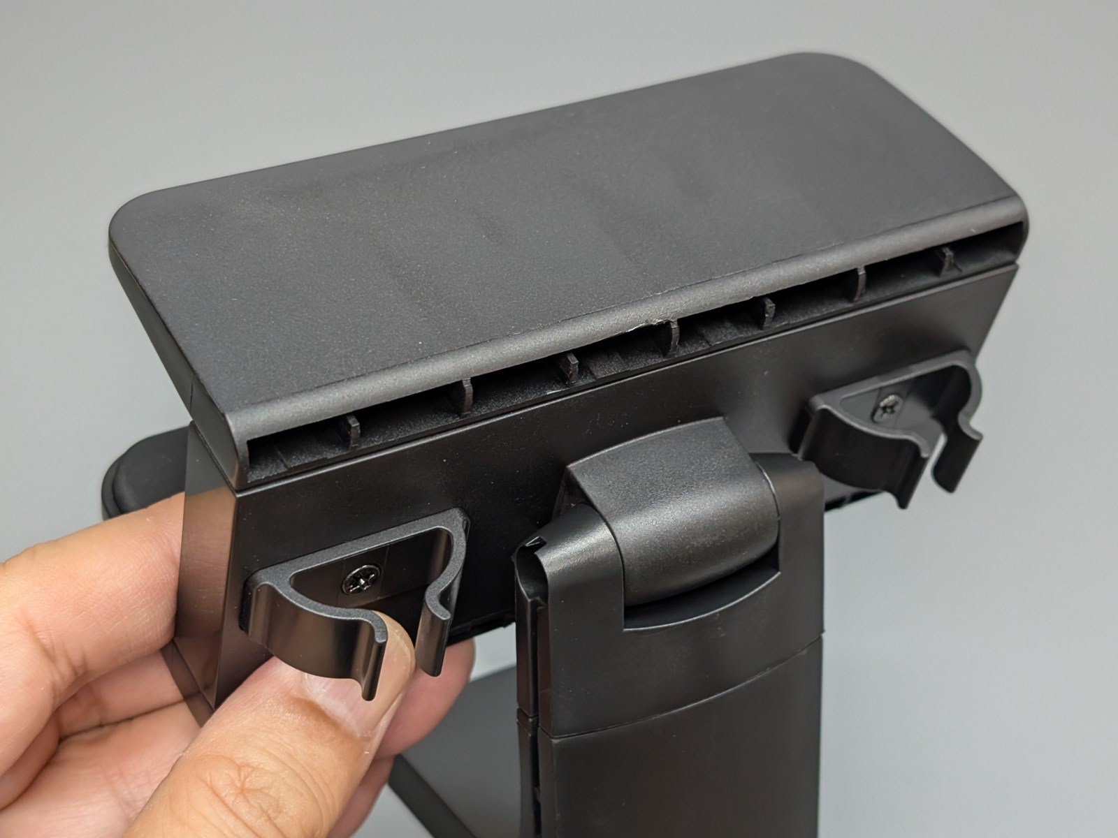 背面にはケーブルを配線するためのクリップがある