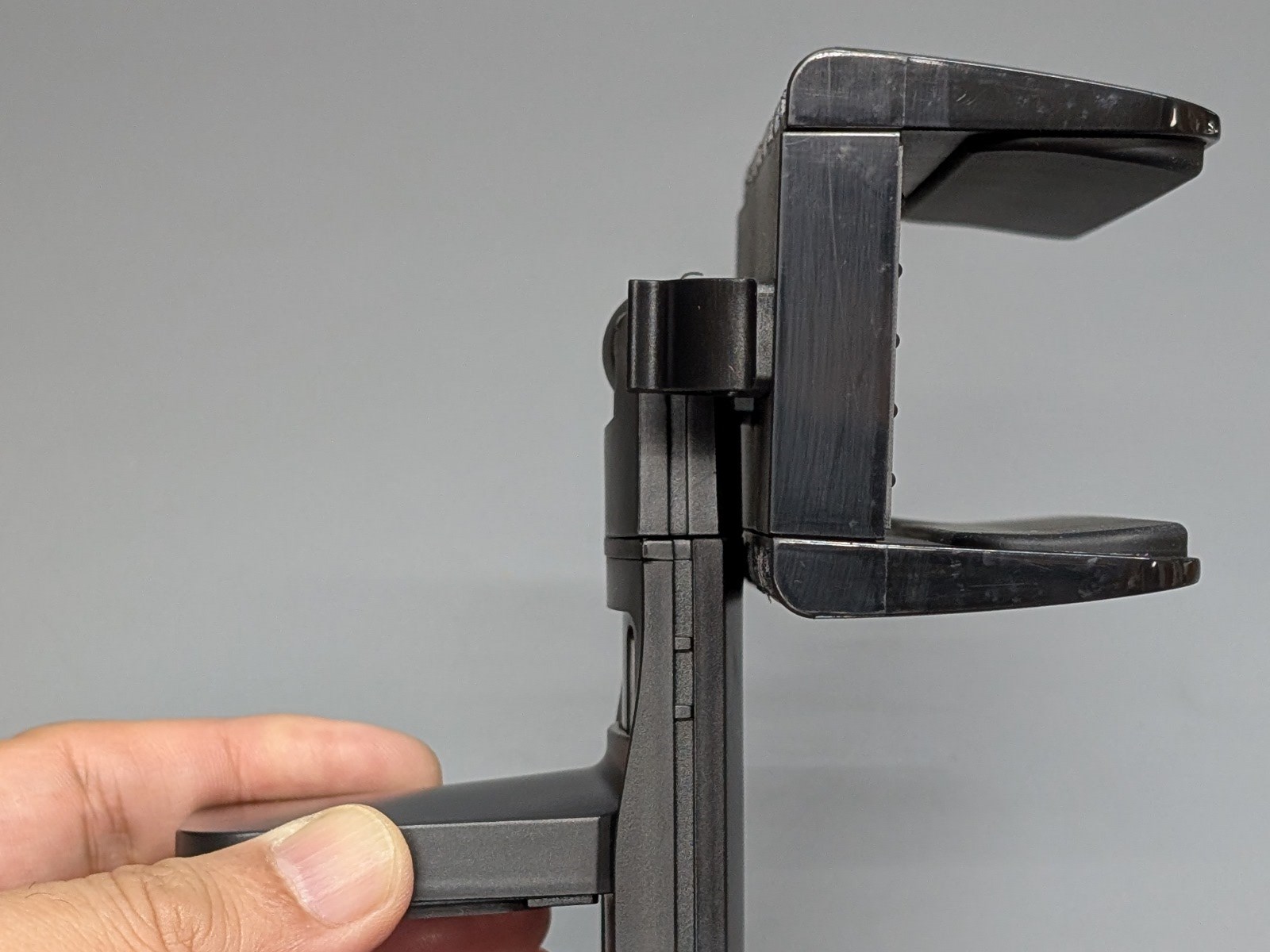 このクリップ部は180度可動する。反対側に向けることも可能だ