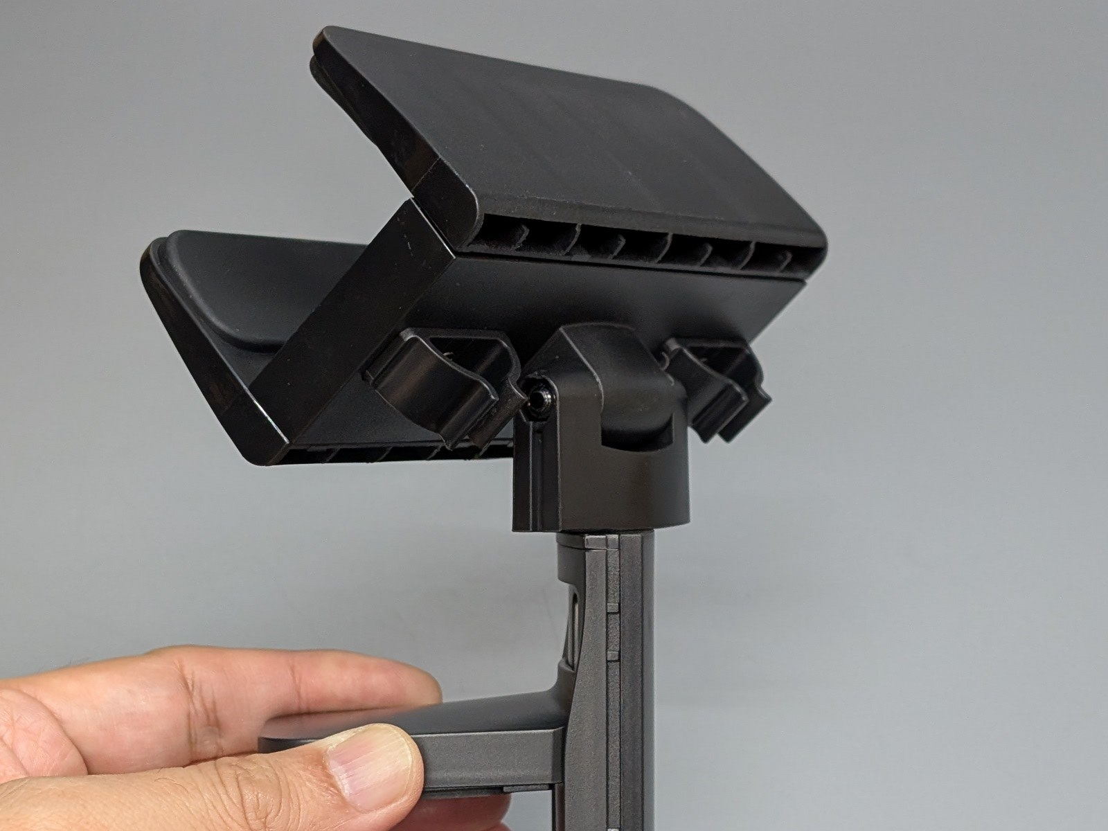 首元からスイングするのでこのように斜め方向に向けることも可能だ