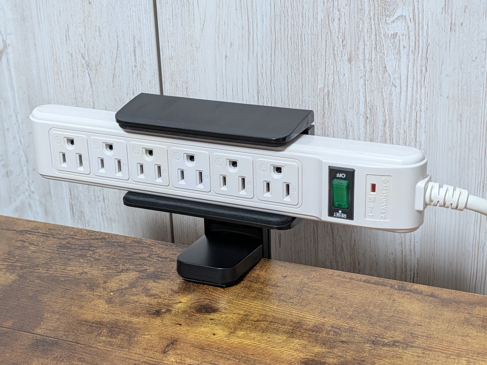 実際にタップを取り付けたところ。15～50mmまでの厚みの天板に対応できる