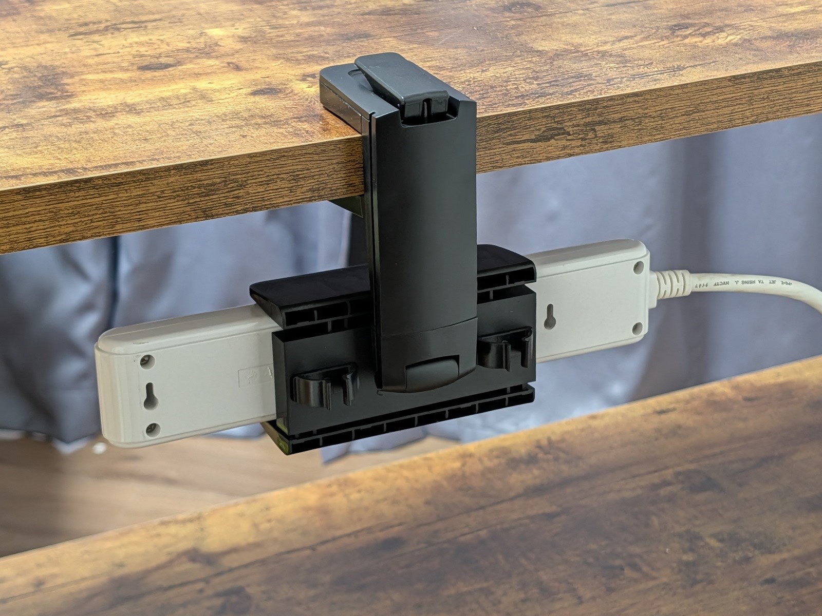 下方向に取り付けることもできるので、デスク下や棚下への配線にも最適