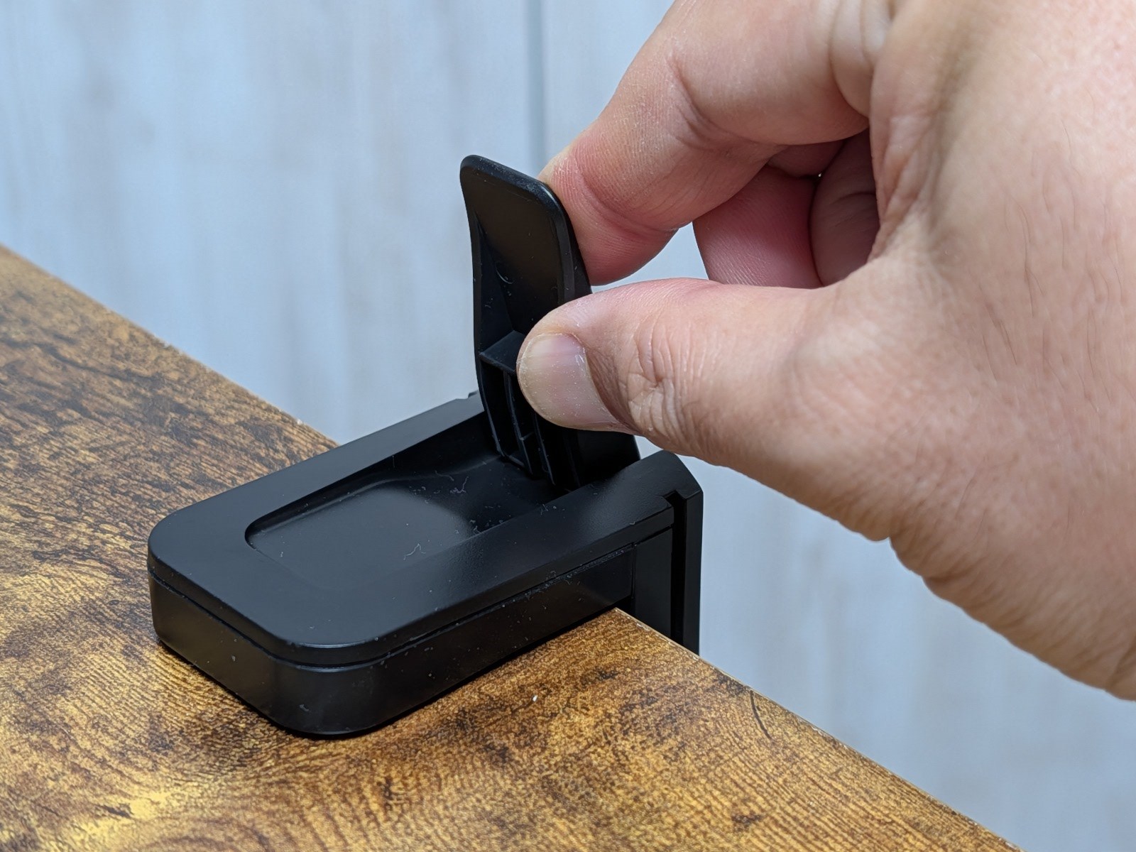 クランプ部はつまみを回転させて締め、最終的には手前に折りたたむので邪魔にならない