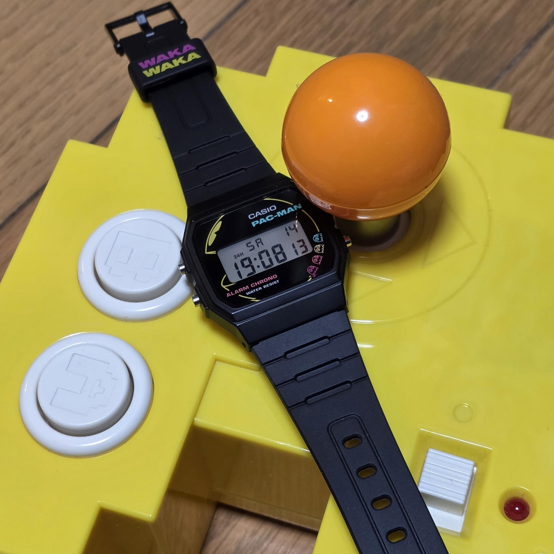 パックマン45周年を記念したスペシャルパッケージ。黒地にネオンカラーのゴーストが映える