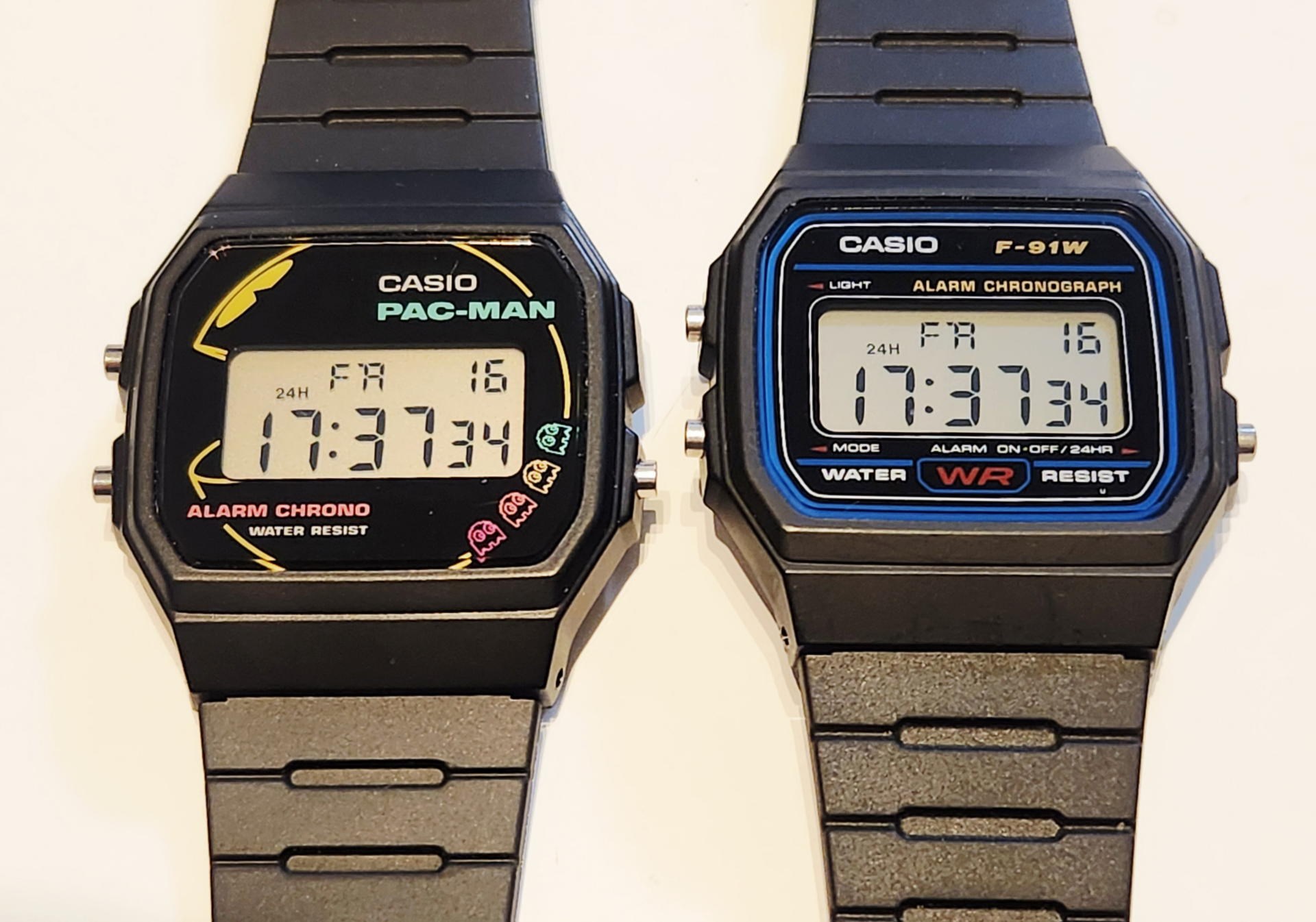 左がパックマンモデル、右がオリジナルのF-91W。レイアウトの妙が光る