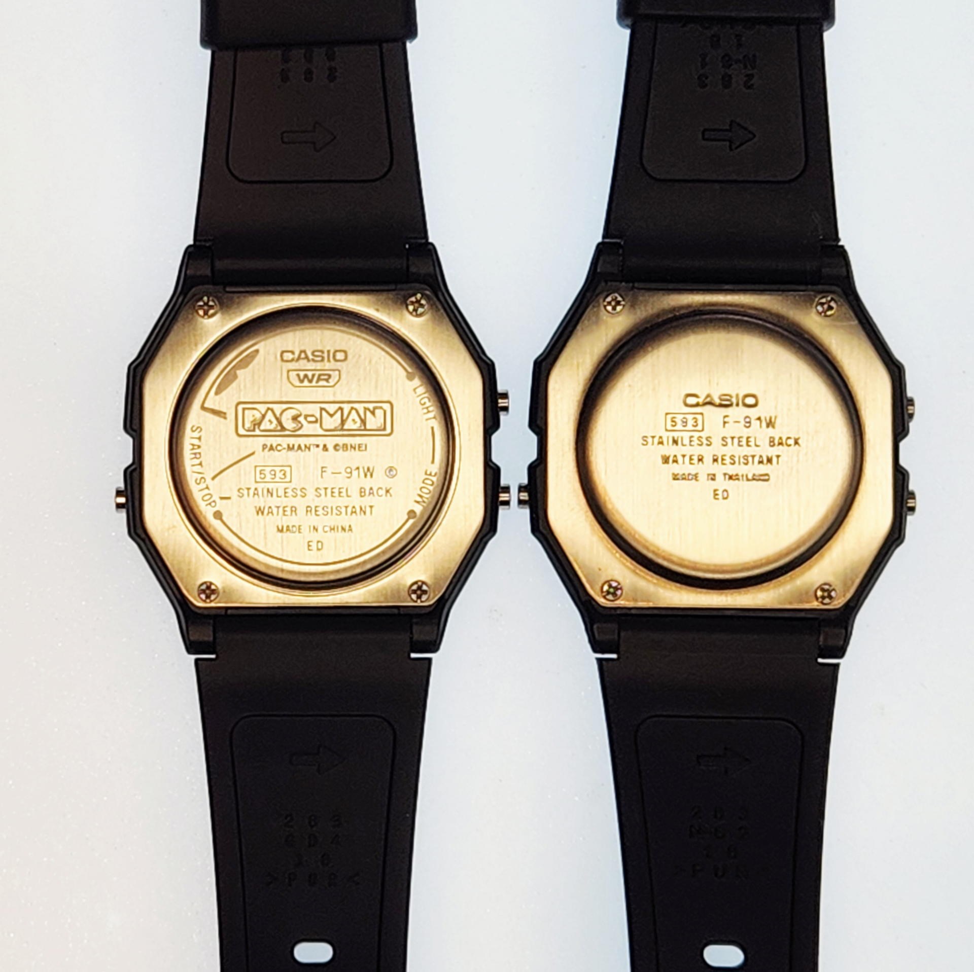 背面も抜かりない。裏蓋にはレーザー刻印でパックマンのロゴと迷路のパターンが刻まれている