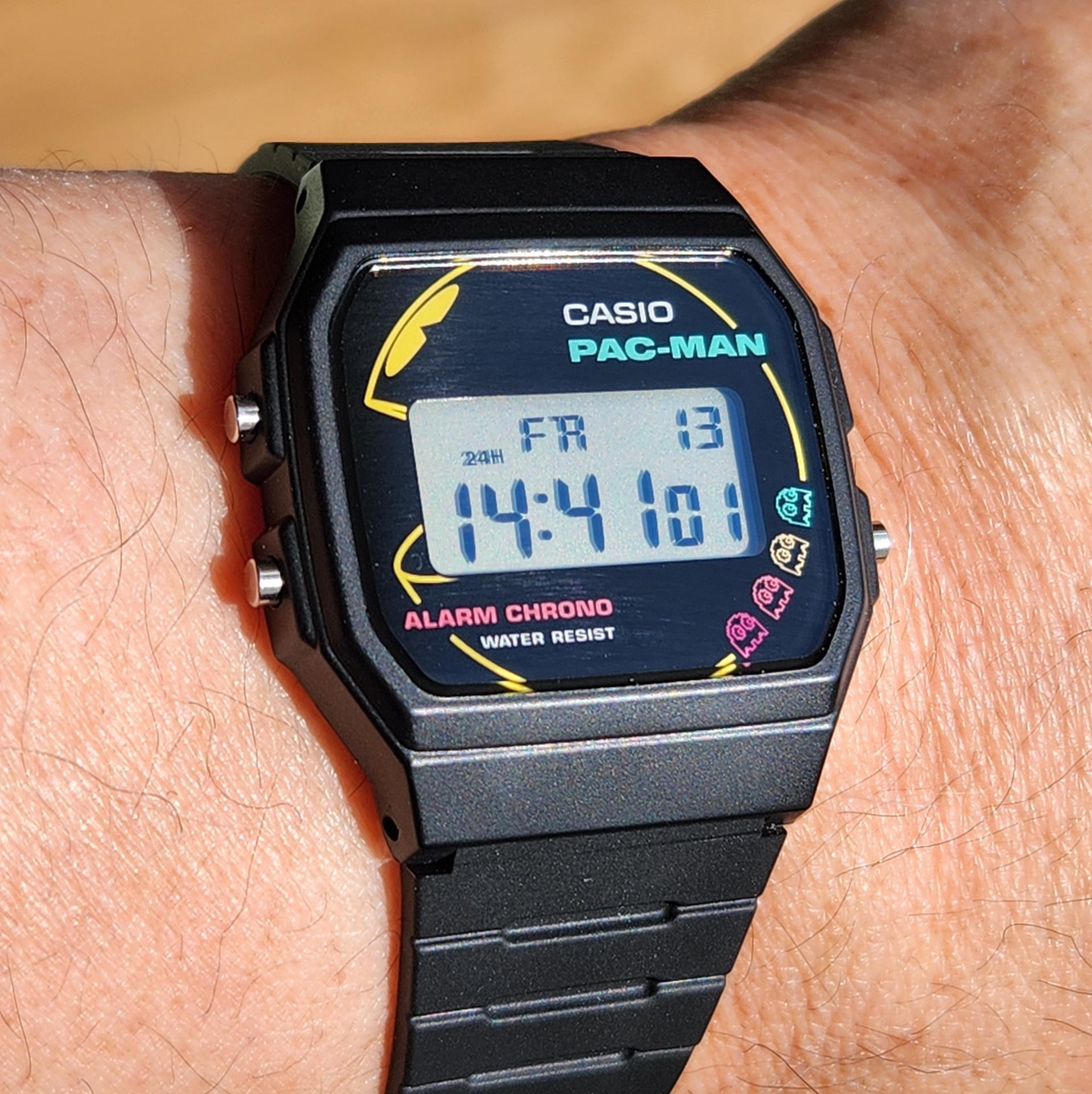 40代以上の男性の腕にも違和感なくなじむ。この軽快さが堪らない