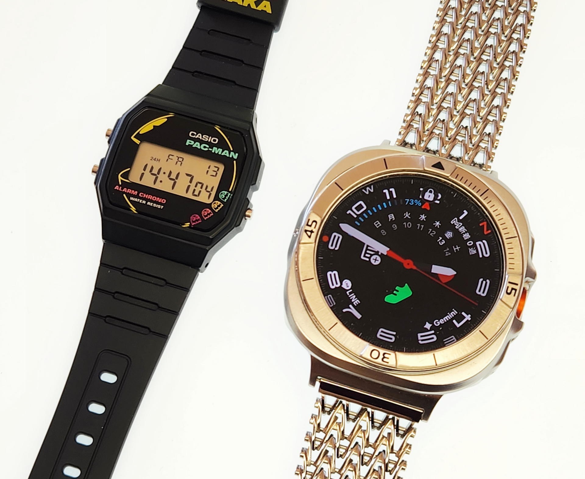 巨大なスマートウォッチと並べると、F-91Wのコンパクトさがより際立つ