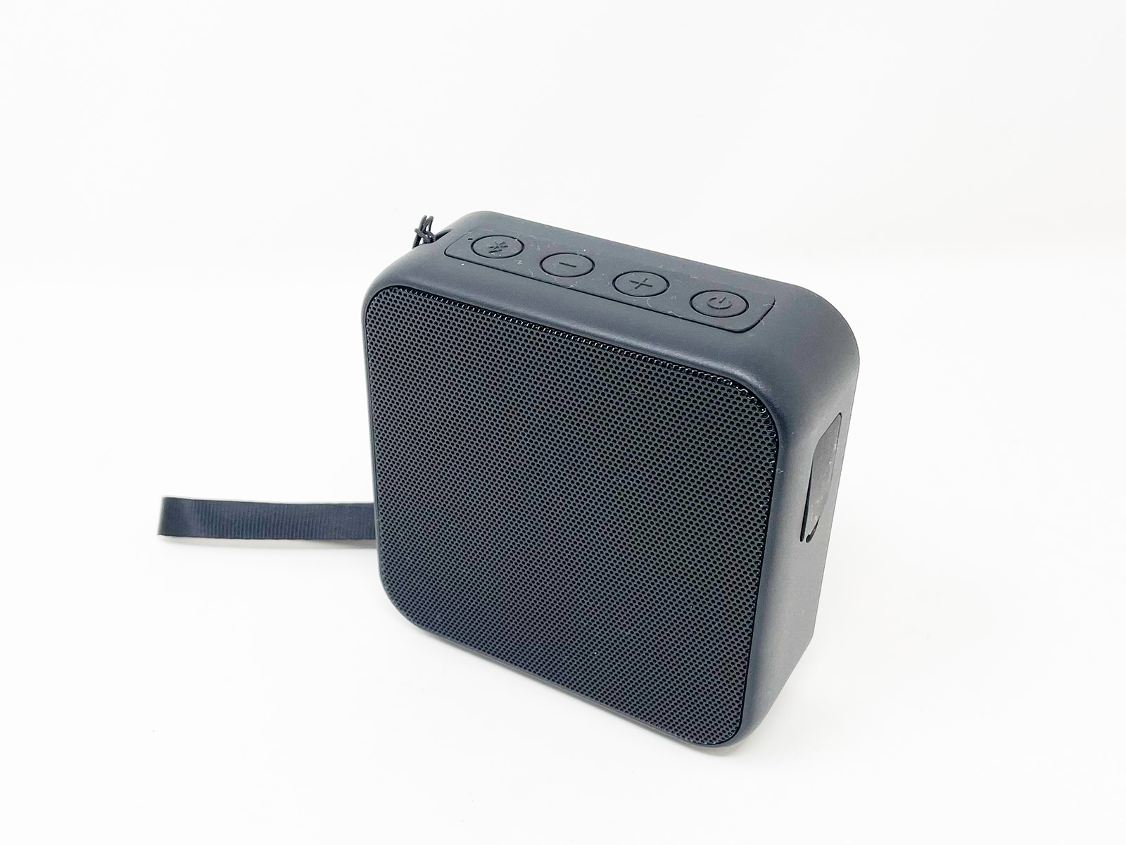 AmazonベーシックのBluetoothスピーカー。Amazonベーシックらしい黒一色のシンプルなデザインです。
