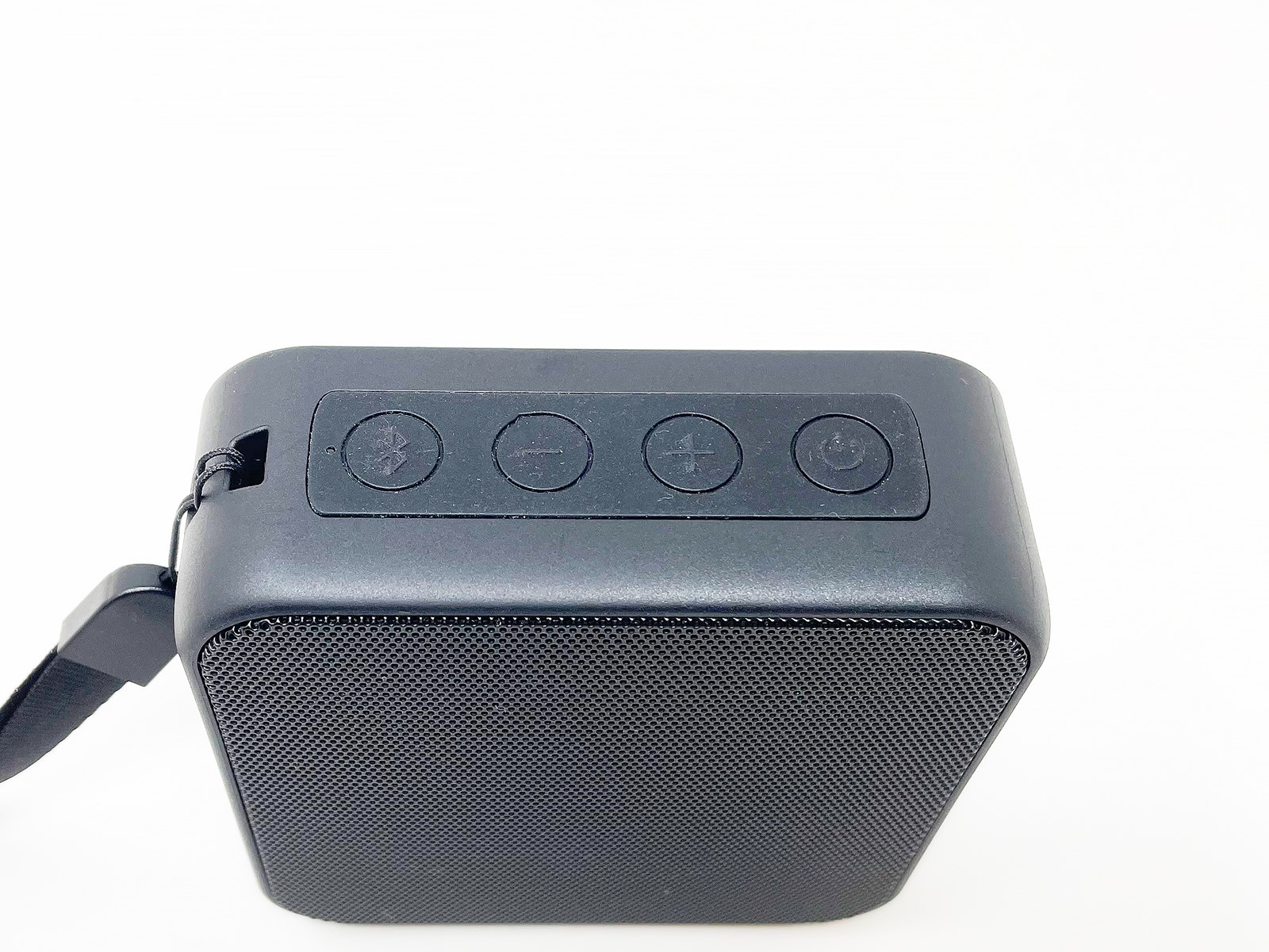 電源と音量の＋－、Bluetoothペアリングという４つだけのシンプルな操作ボタン構成。