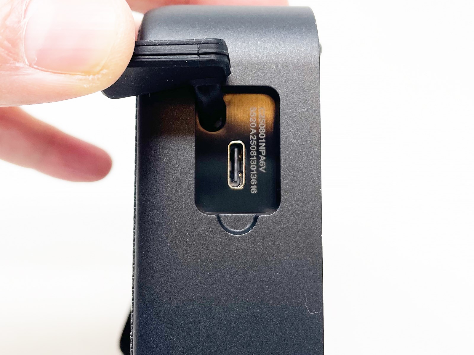 充電はUSB Type-C端子経由で行います。