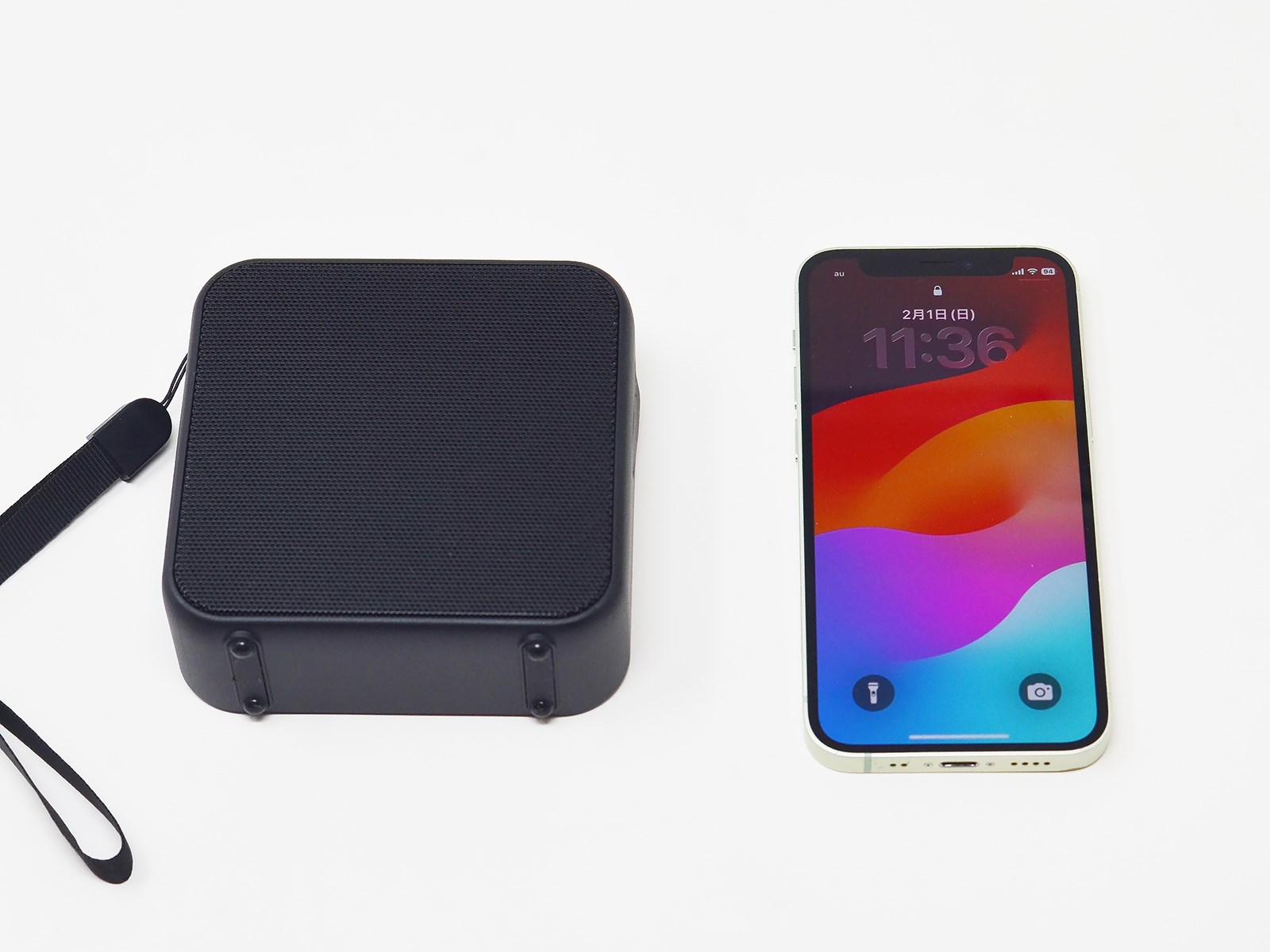 iPhone 12 miniと並べるとこれくらいのサイズ感。やや平べったい形状が特徴的。