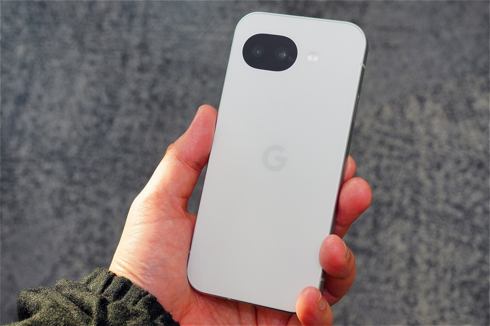 出っ張り消えた！ 新デザイン採用の「Pixel 10a」実機で外観チェック