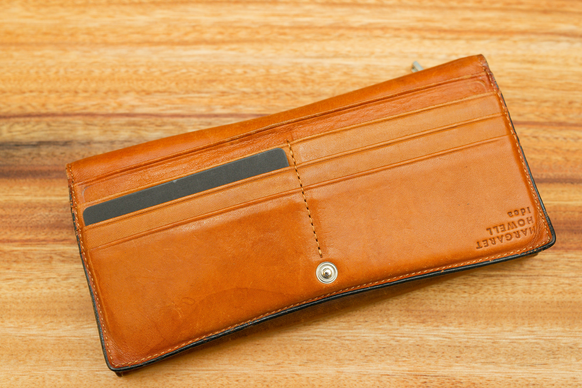 財布のカード用ポケットにMAMORIO CARD。このポケットは目一杯カードで埋めておかないとポロリしてしまいがち