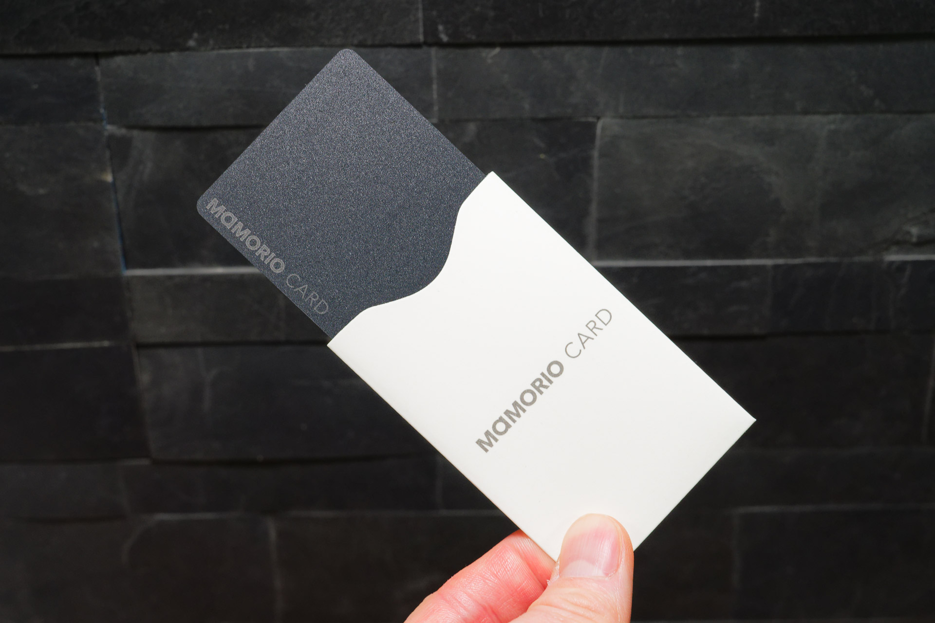 パッケージから取り出すと、ホテルのカードキーみたいなケースに入っている、MAMORIO CARD第2世代
