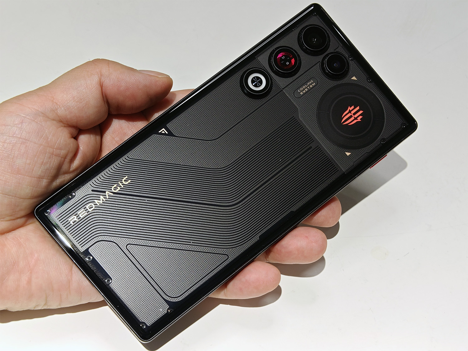 最新の薄型モデル「REDMAGIC 11 Air」も空冷ファン搭載