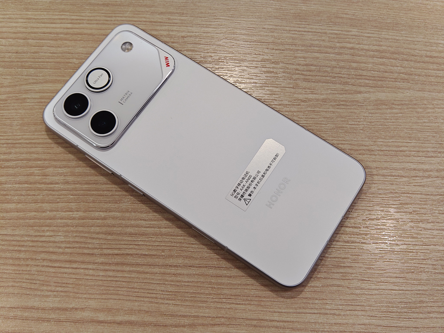 「HONOR WIN」は新たな空冷ファン搭載モデル