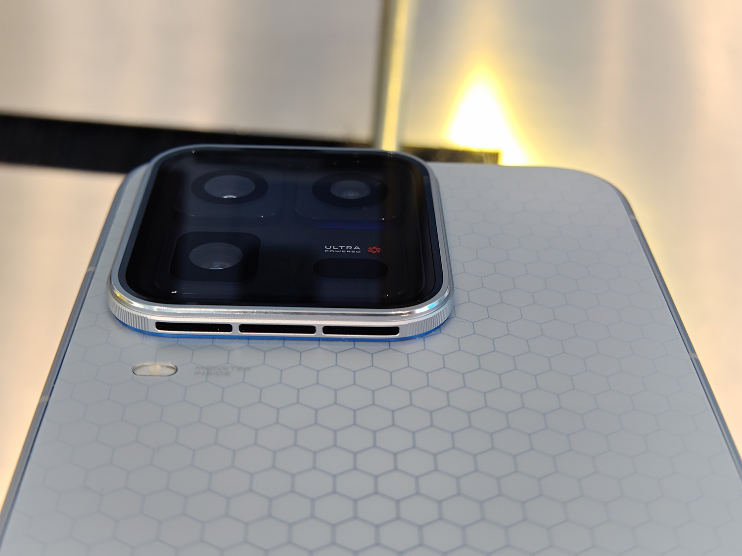 iQOO 15 Ultraの空冷ファン空気取り入れ口