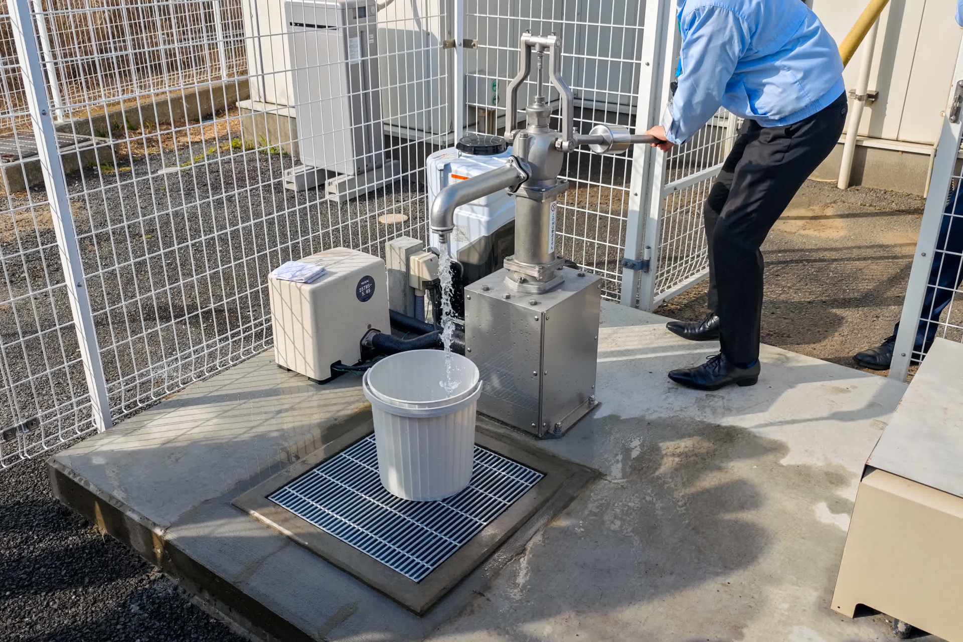平常時は浄水器を通ってコンビニの生活用水を担っている地下水。災害時は手動でくみ上げる