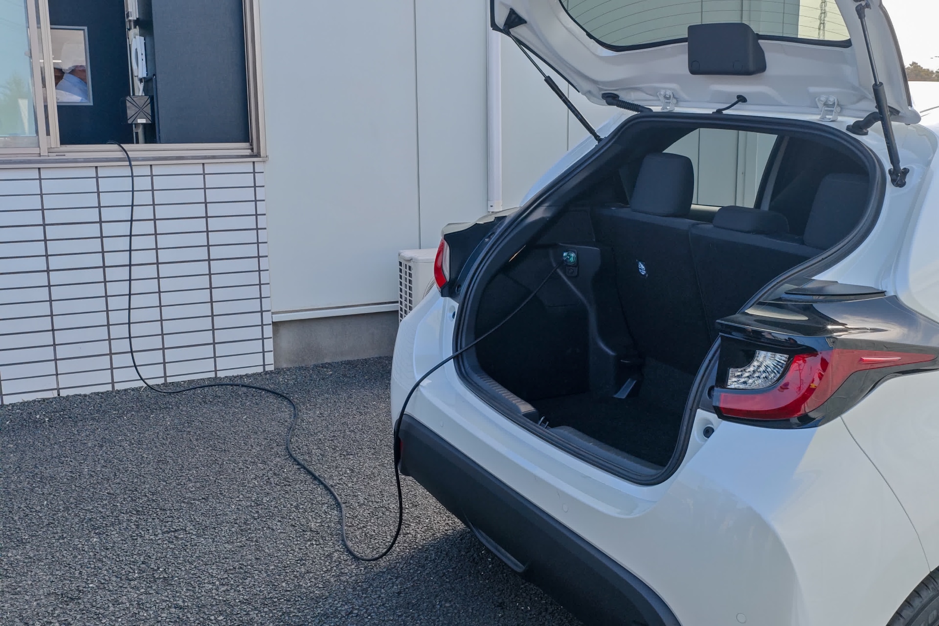 社用車。レジや災害時おにぎり作成に利用する電力を補完する