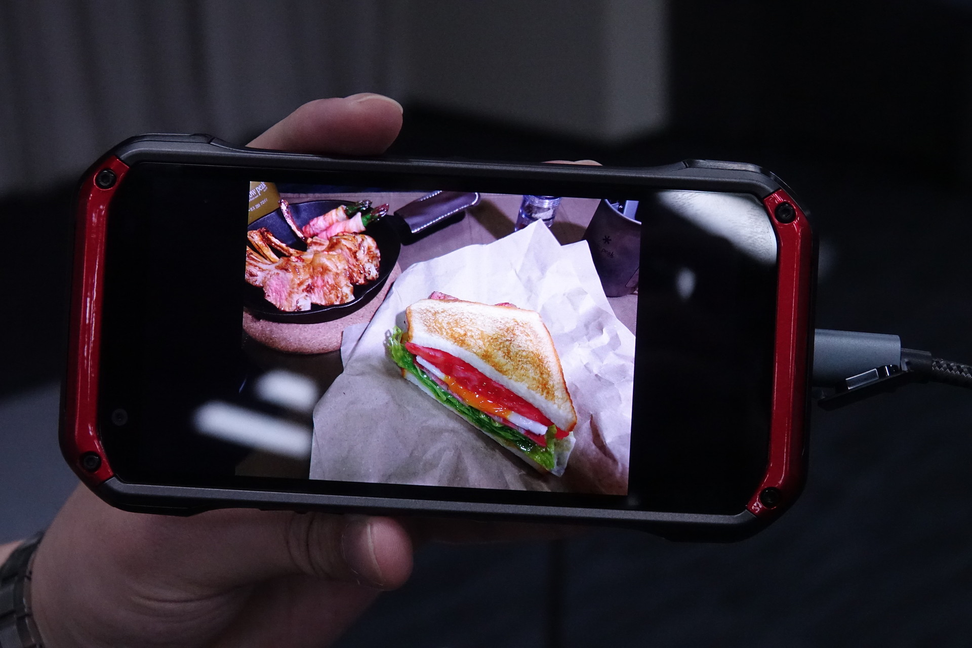 左が影消し前で右が影消し後の写真